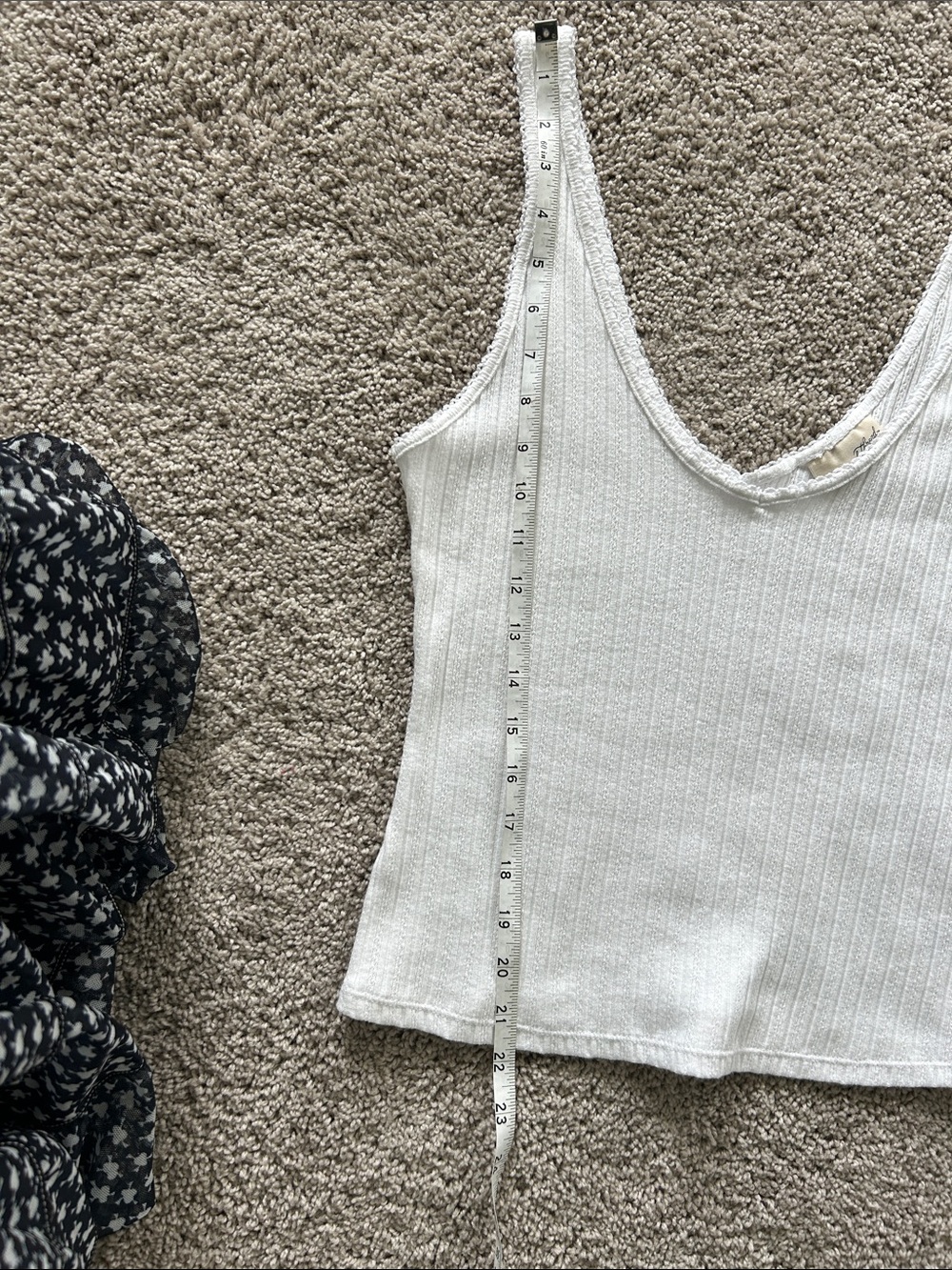 Universal Thread White Ribbed V-Neck Tank - Picture 3 of 3